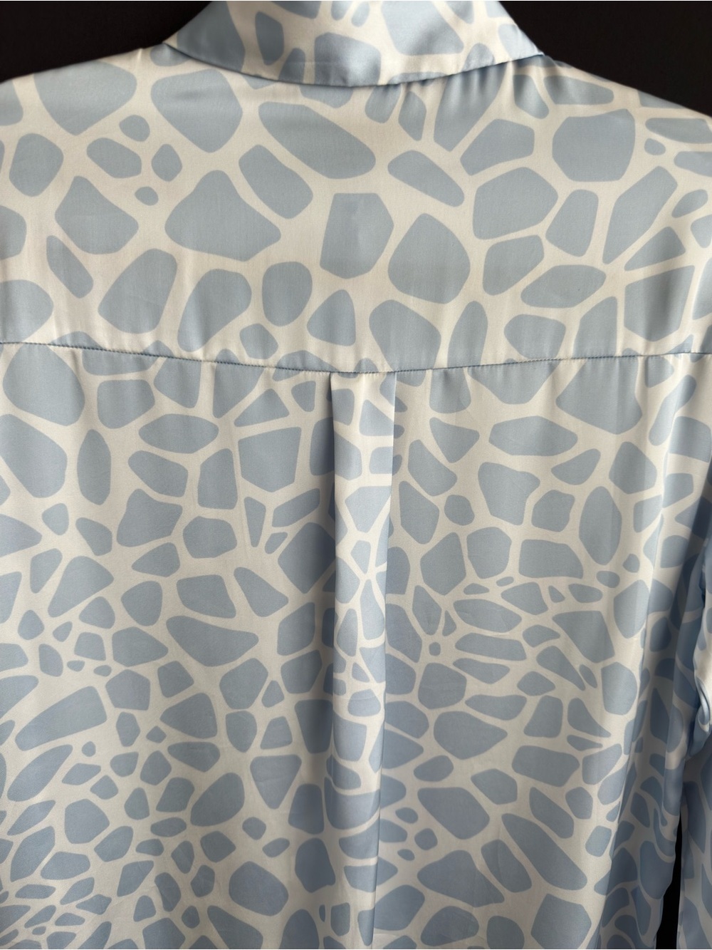 Zara Women’s Blue & White Abstract Print Button Down Blouse - Picture 9 of 15